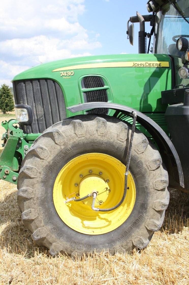 Der Vorderreifen eines Traktors der Marke John Deere.