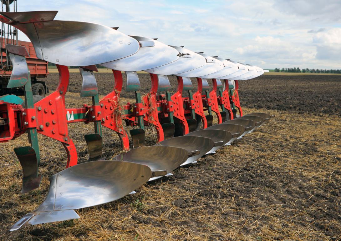 Ein Pflug auf einem Acker