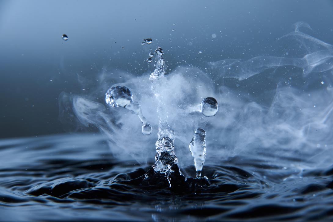 Kochendes Wasser mit Dampf auf dunkelblauem Hintergrund