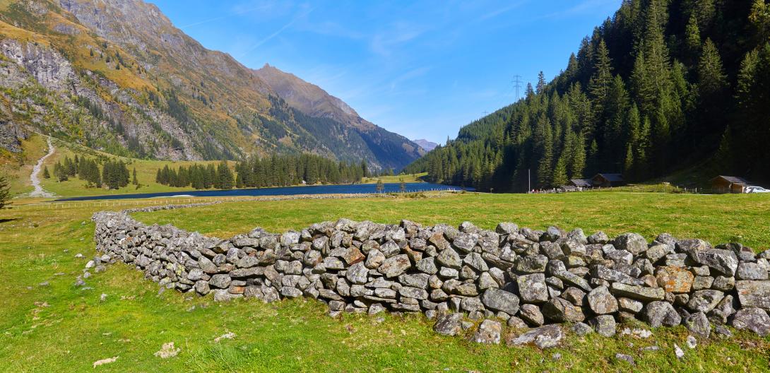 Schönes Bergpanorama mit einem Steinzaun in Österreich. Am Hintersee oberhalb von Mittersill.