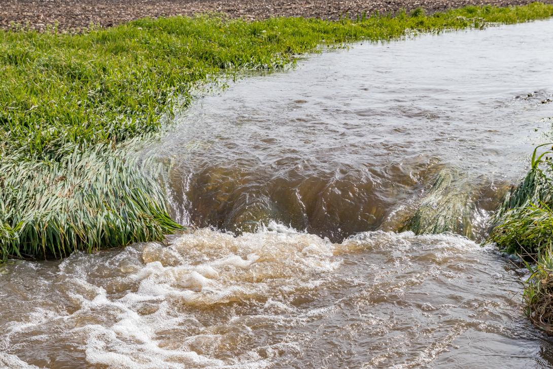 Wasser, das nach starken Regenfällen und Stürmen in den landwirtschaftlichen Feldern fließt und Überschwemmungen verursacht - Bodenerosion.