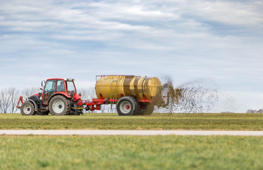 Bauer fährt mit Traktor und Odelwagen 