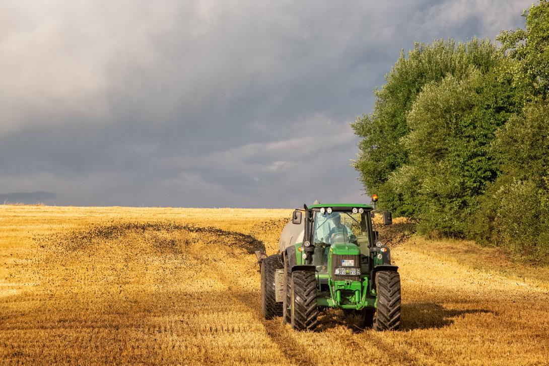 Traktor am Feld beim Düngen