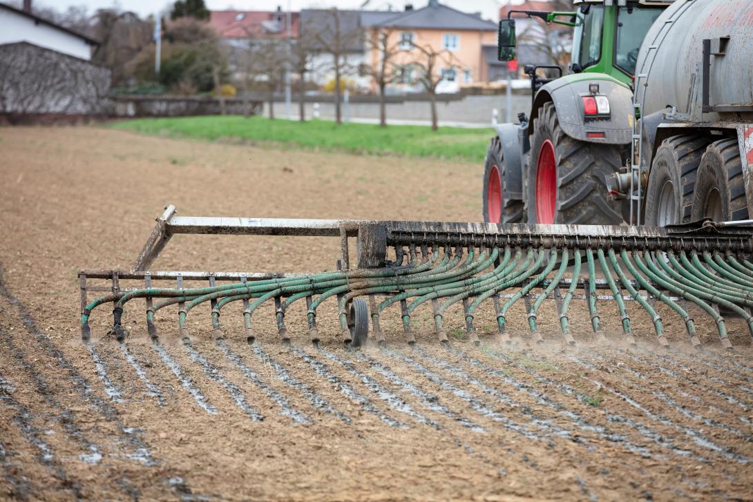 Traktor beim Ausbringen von Dünger