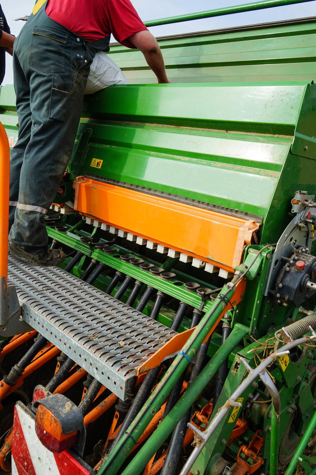 Landwirt bei einer Sämaschine