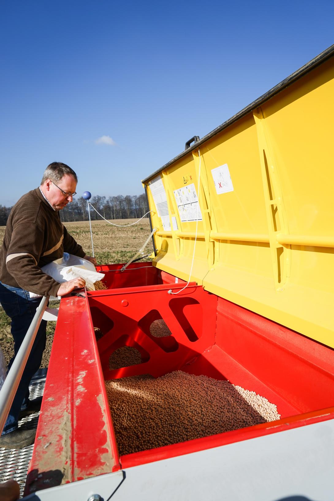 Landwirt bei einer Sämaschine