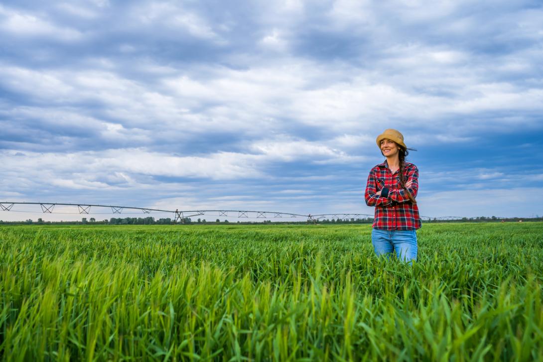 Landwirtin, die ihr Feld kontrolliert