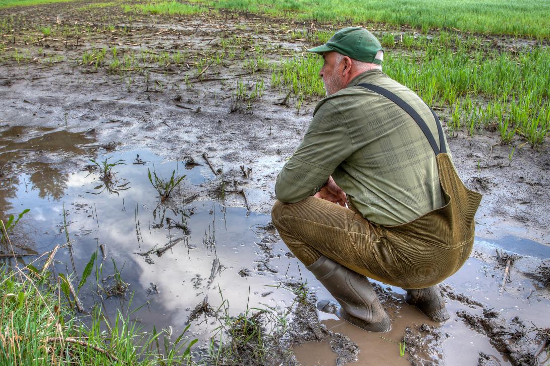 Landwirt betrachtet sein überschwemmtes Feld