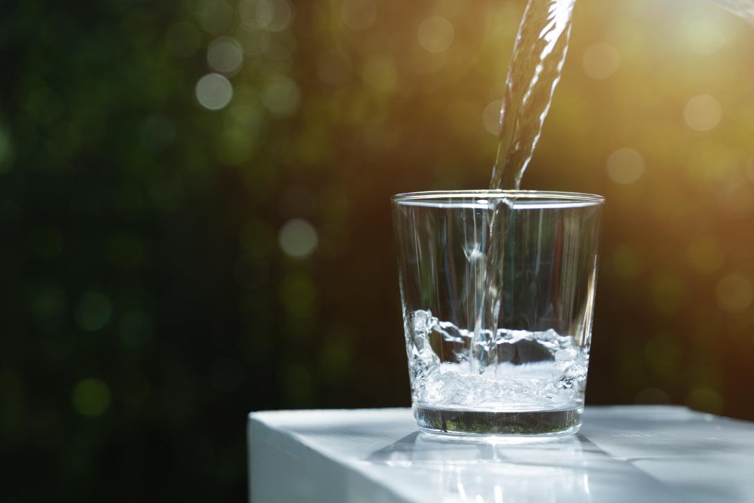 Ein Glas, das mit Wasser gefüllt wird