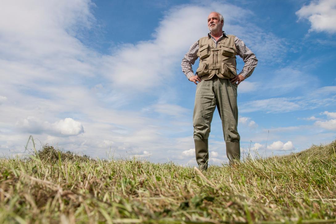 Landwirt auf einer Wiese