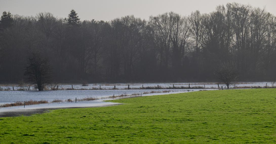 Felder und Wiesen nach einem Unwetter überschwemmt