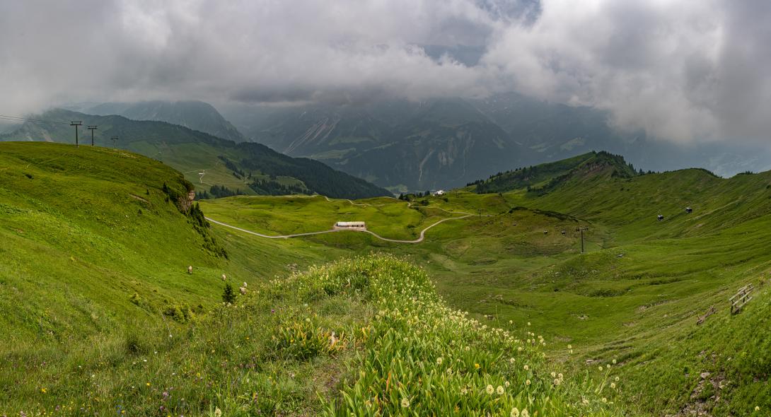 Berglandschaft mir Gewitterwolken im Hintergrund