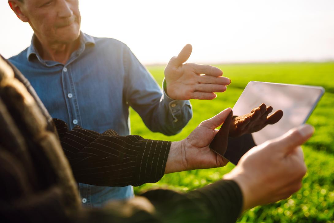 Zwei Landwirte am Feld mit einem Tablet